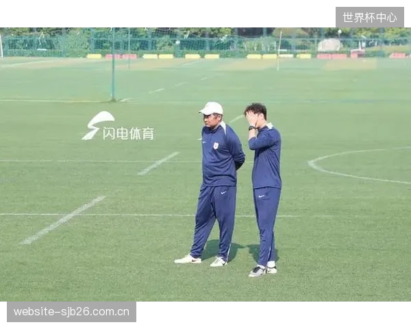 青岛西海岸队采用4-1-4-1阵型,依靠单后腰球员的调度组织攻防。 青岛西海岸队采用4-1-4-1阵型,依靠单后腰球员的调度组织攻防。